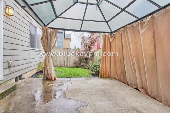 Building Photo - 4 Bed, 2.5 Bath Home in Felida with Pergol...