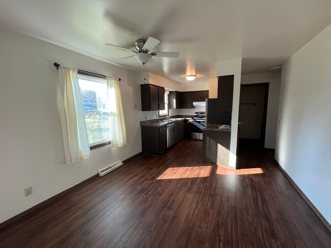 Building Photo - 3 bed/1.5 bath Duplex in Madison, WI