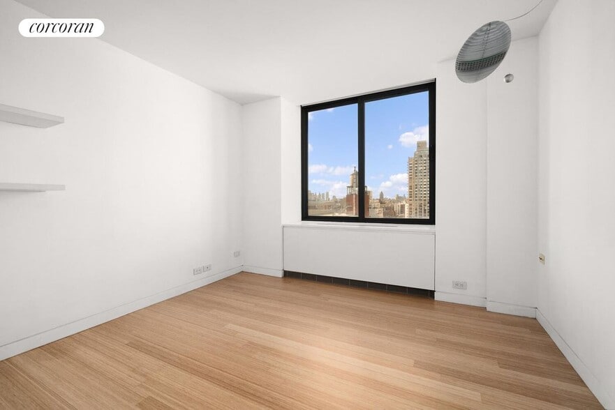 Building Photo - 300 E 85th St