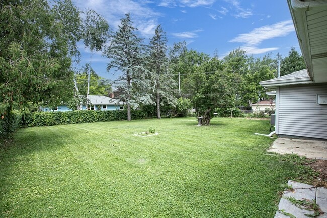Building Photo - 2 bed, 1 bath –1270 SF – Nice Ranch Single...