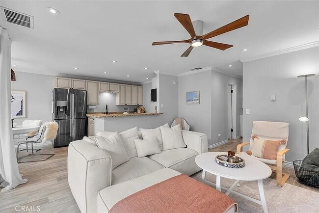 Building Photo - "Chic Hermosa Beach 1BR Apartment: 810 Sq ...