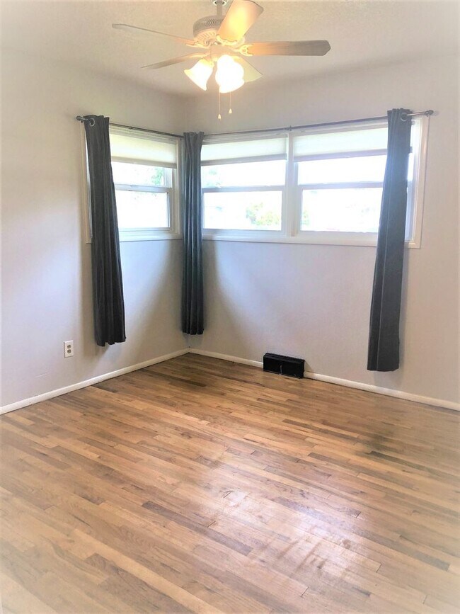 Building Photo - Spacious Mt Scott 3 bedroom house- Fenced backyard- Garage- W/D