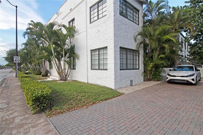 Building Photo - 1901 S Le Jeune Rd