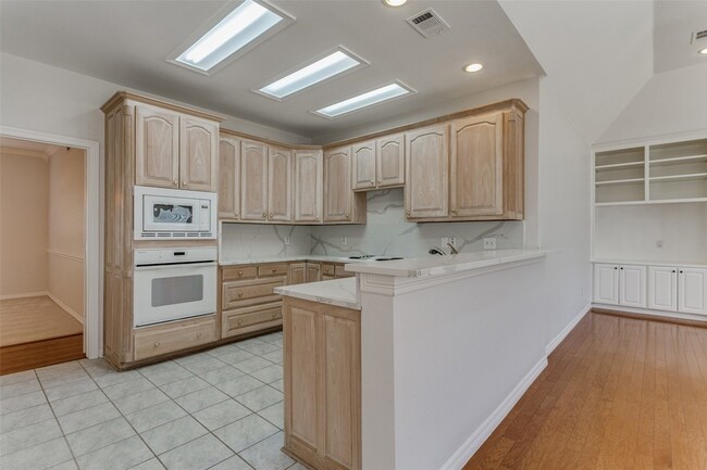 Building Photo - 1415 E Dove Rd