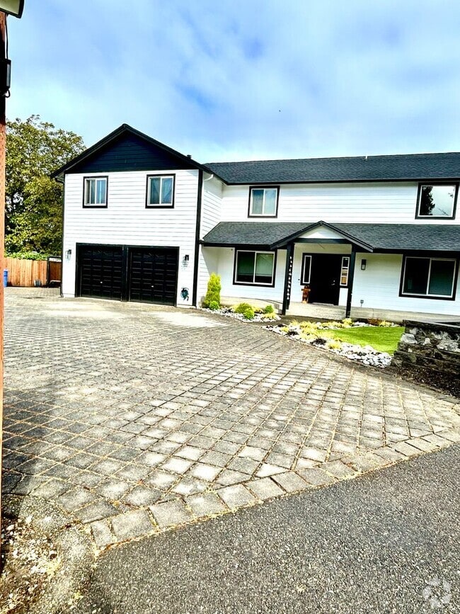 Building Photo - Beautiful Remodeled Home Kent!