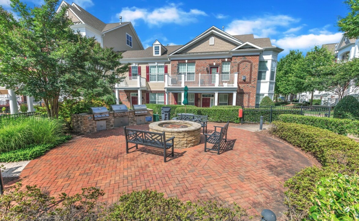 Fire Pit - 10420 Sablewood Dr