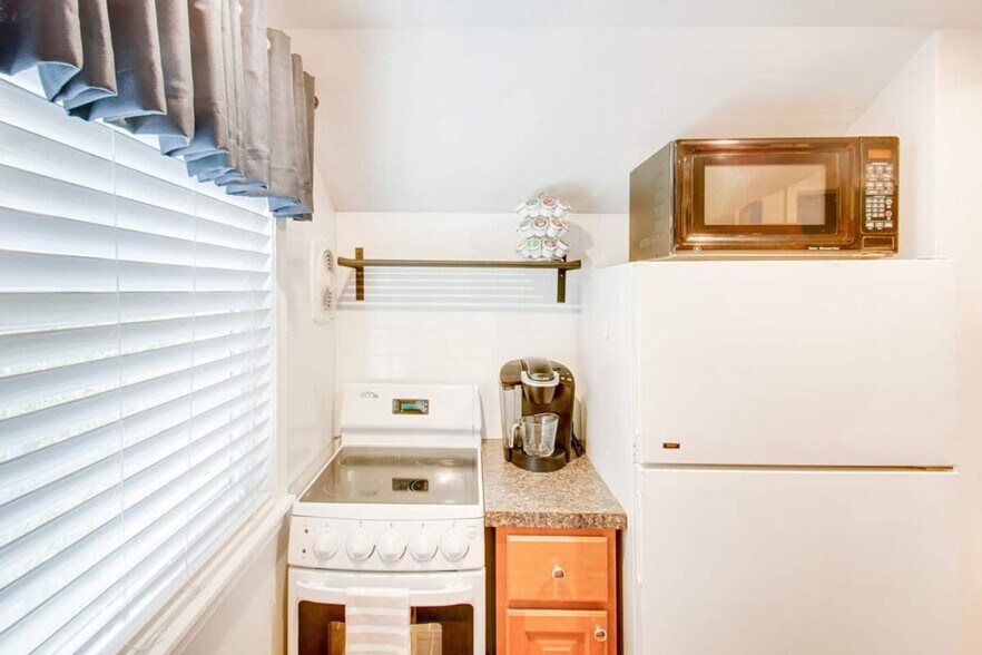 Building Photo - 42 Old Lancaster Rd