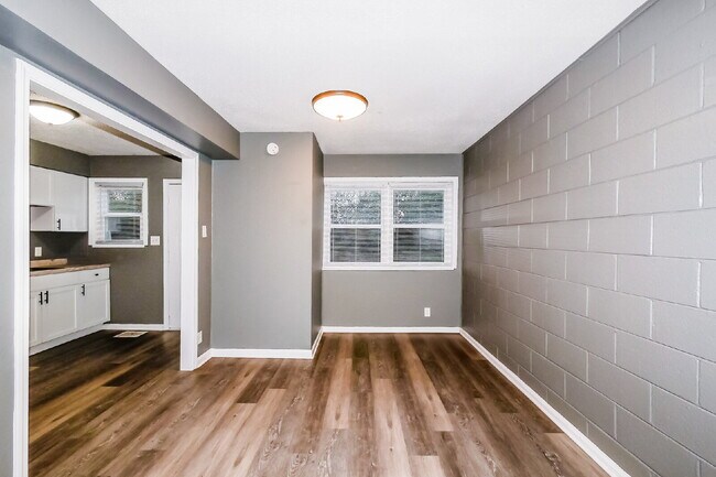 Building Photo - Charming 2 Bed, 1 Bath Apartment in Indianapolis - Don't Miss Out!