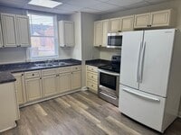 Building Photo - 3 bedroom, 1 bath, 2 story half double house