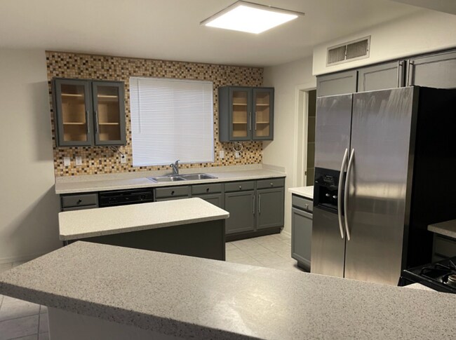 Building Photo - 3 Bed/2.5 Bath 2-Level Home with Loaded Kitchen! Washer/Dryer! Big backyard!