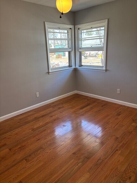 Building Photo - 11 Brierway Dr