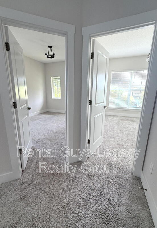 Building Photo - 409 Crestview Dr