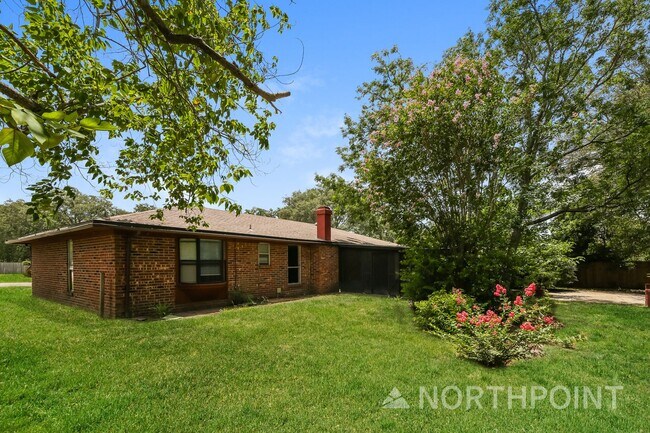 Building Photo - 3 BR/2BA | Newly Renovated Single Family Home | 1-Car Garage Parking | Fenced  backyard