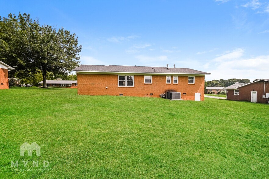 Building Photo - 221 Tanglewood Dr