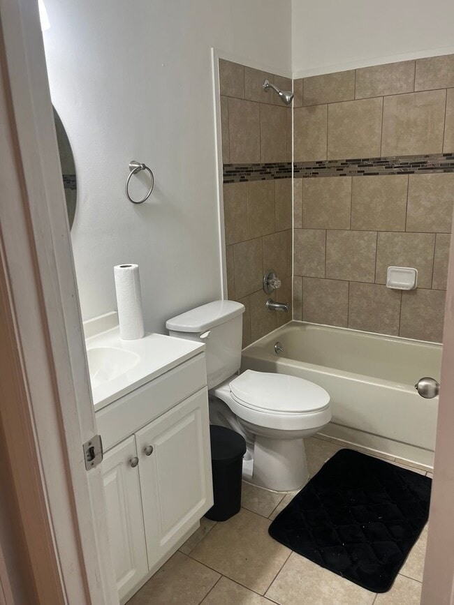 Building Photo - 2bed/2bath Townhome in Quiet Neighborhood