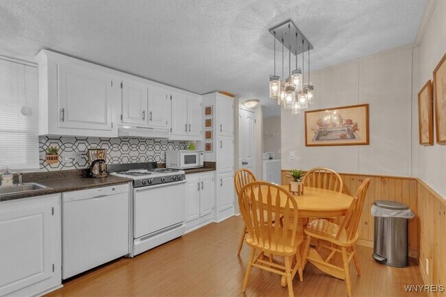 Building Photo - 8A Sun up