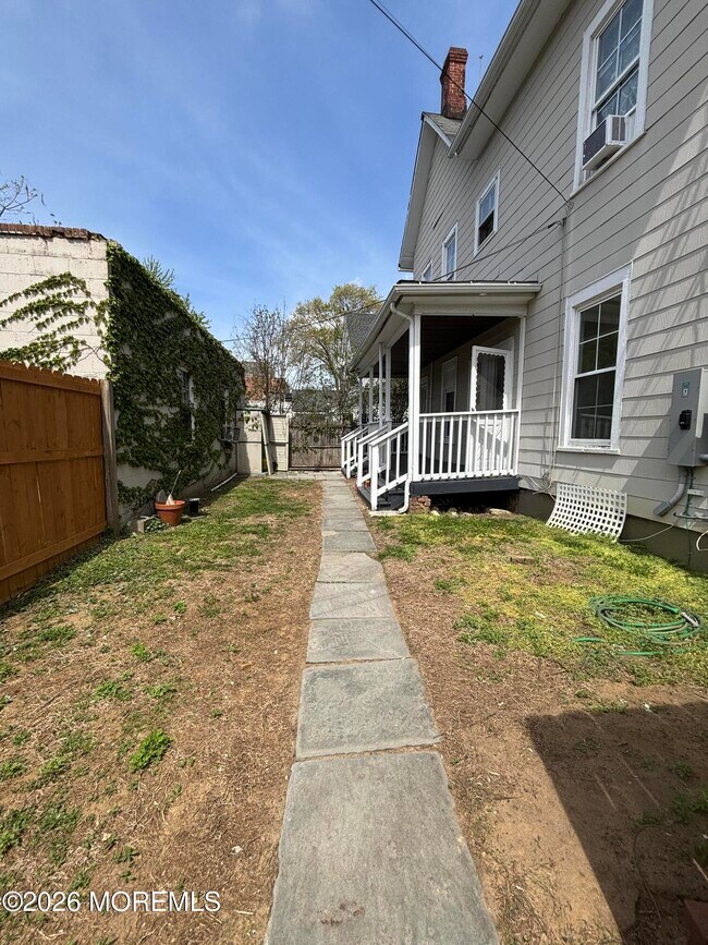 Building Photo - 68 Maple Ave