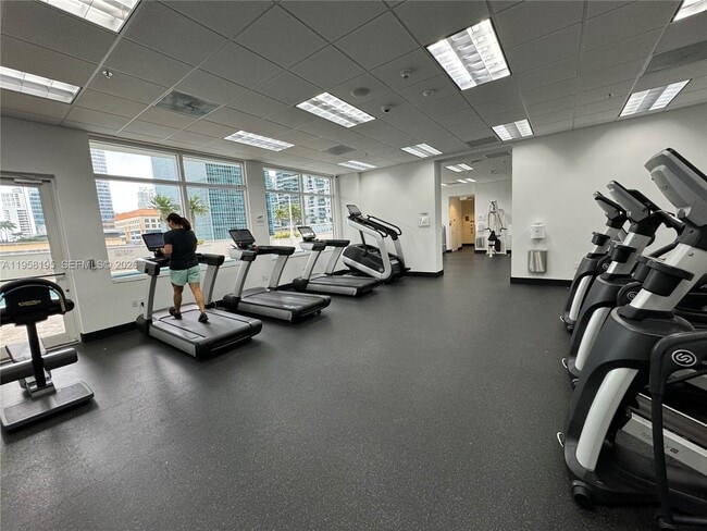 Building Photo - 1200 Brickell Bay Dr