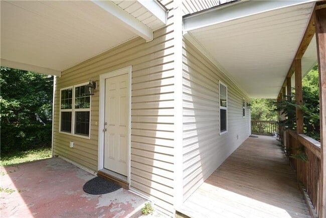 Building Photo - Adorable 2 Bed, 1 Bath Home in South Fayette - Covered Porches, Large Yard - Available as early a...