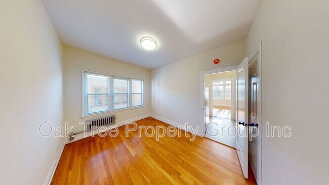 Building Photo - 450 40th St