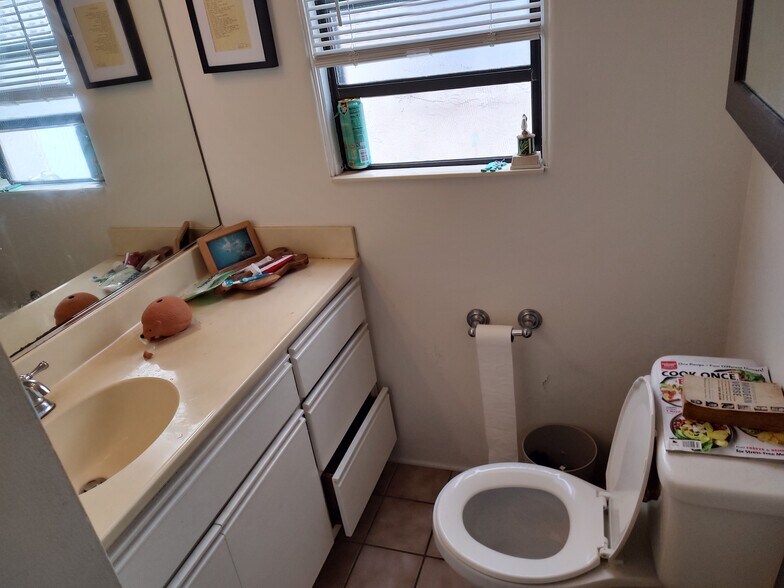 Roomy bath - 830 Island Ct