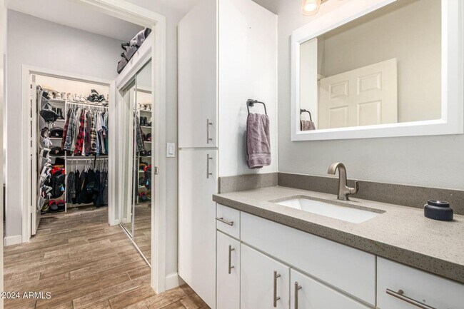 Building Photo - Lovely unit at Mira Vista Condominiums