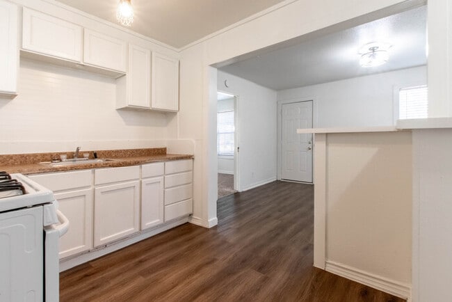 Building Photo - 2506 N Elm St