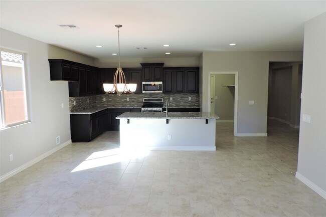 Building Photo - Newer 4 Bed, 2 Bath in Norterra