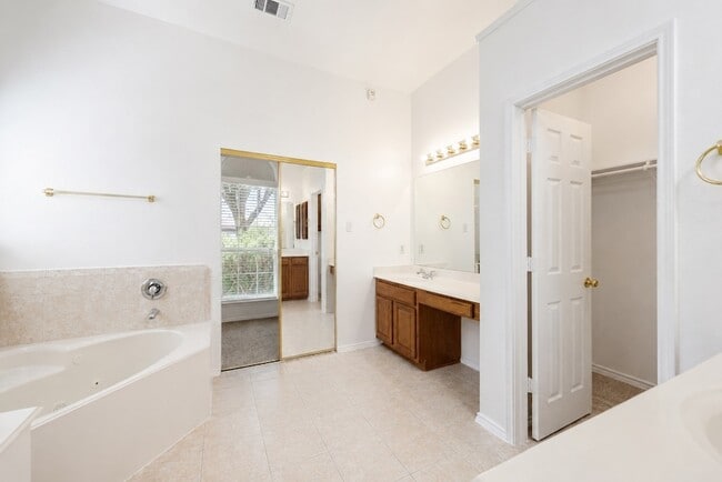 Building Photo - 10057 Wyndbrook Dr