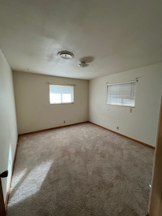 Building Photo - 9866 Hillview Dr