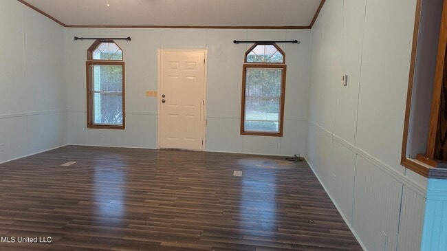 Building Photo - 165 Woodlands Ln