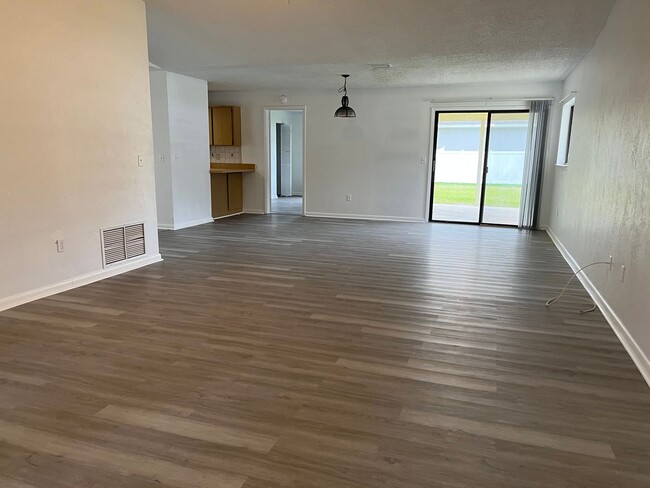 Building Photo - Single Family Home with new Flooring!