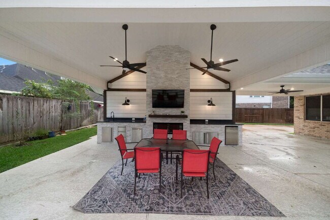 Building Photo - Executive Home with Sparkling Pool and Outdoor Entertainment Area