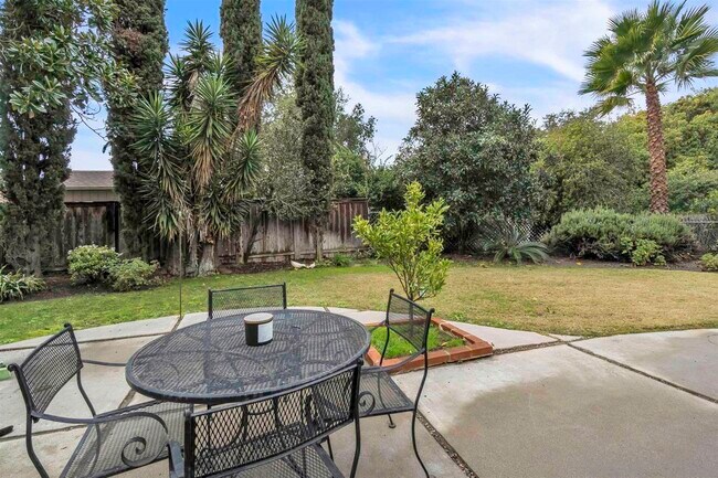 Building Photo - 17052 Bernardo Oaks Dr
