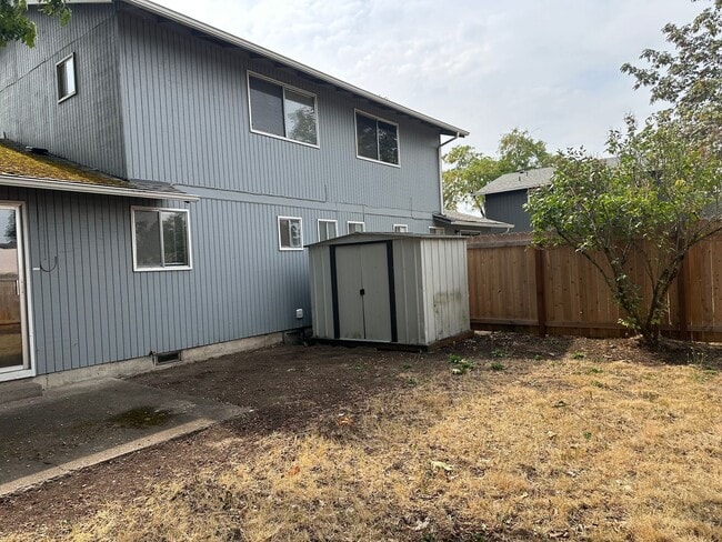 Building Photo - 2 bedroom 1.5 bath duplex in Springfield!