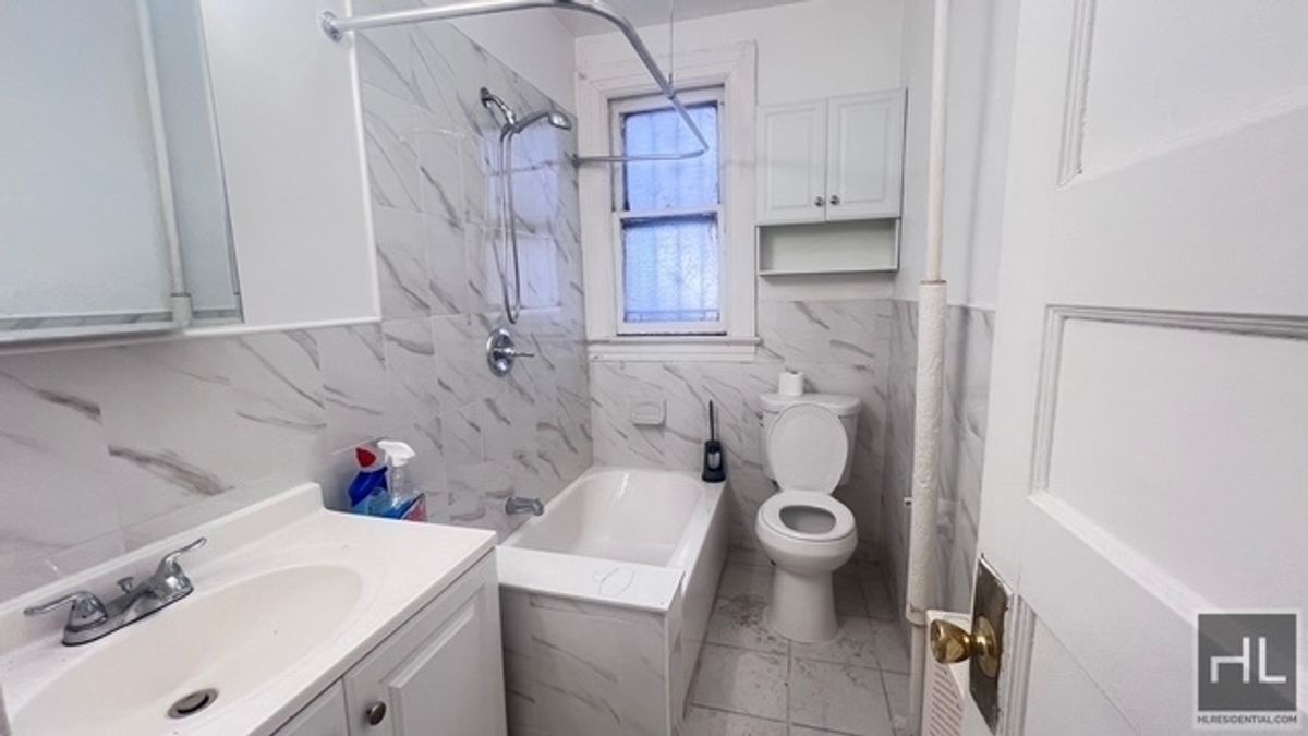 Building Photo - NATURALLY BRIGHT  AND LARGE  3 BEDROOMS  3...