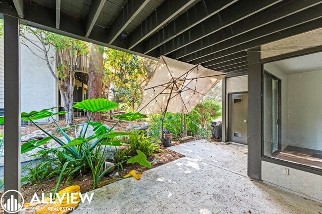 Building Photo - Beautifully Renovated 2-Bed, 2-Bath Home in a Gated Community!