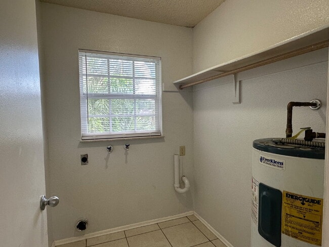 Building Photo - "Charming 2-Bed in Port Charlotte!"
