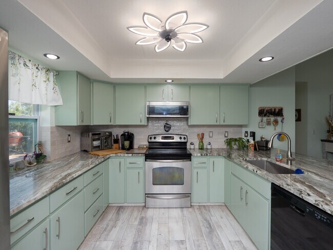 Building Photo - "Spacious 3-Bed Sanctuary with 3.5 Baths in Charming Port Charlotte!"