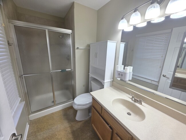 Building Photo - 302 Barton Ct
