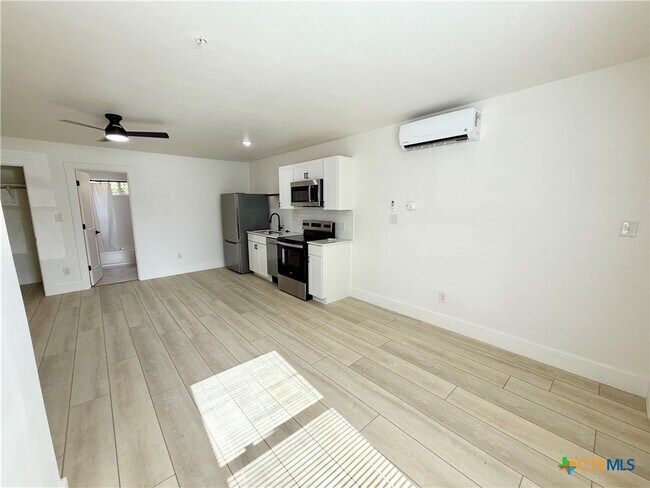 Building Photo - 2204 W San Antonio St