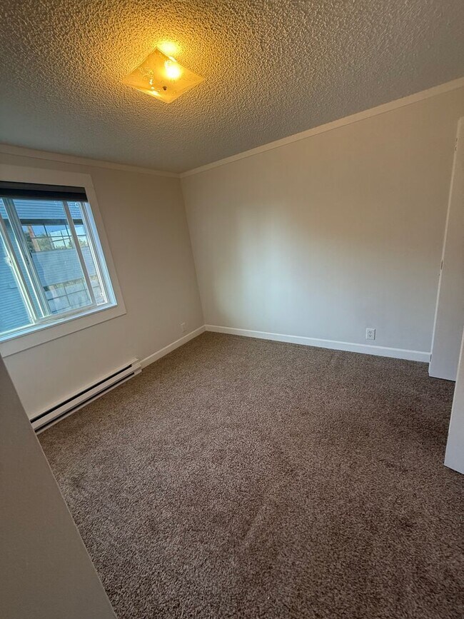 Building Photo - 931 NW Carlon Ave