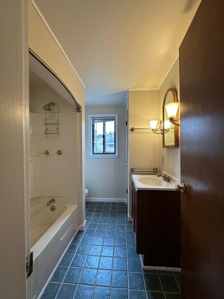 Building Photo - 738 Rossmore Ave