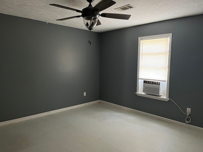 Building Photo - 2 bd/2 ba apartment