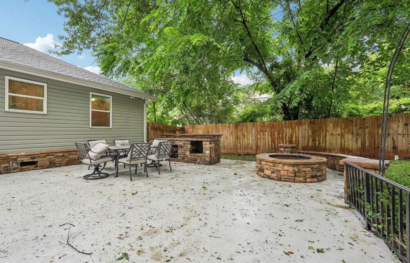 Building Photo - 1605 Wellswood Dr SE