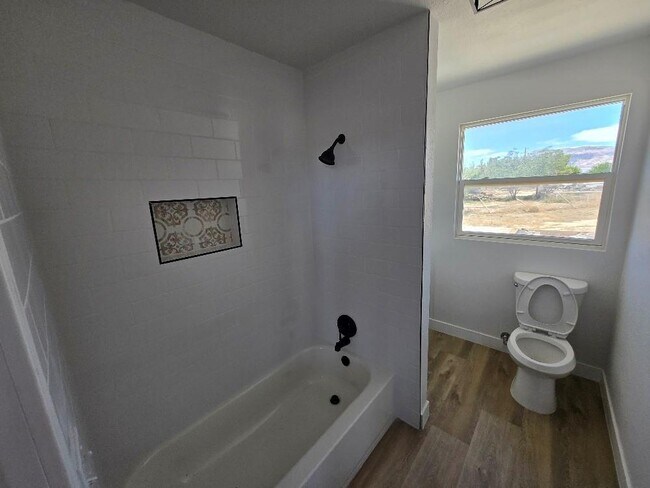 Building Photo - 270 W Patricia Ln