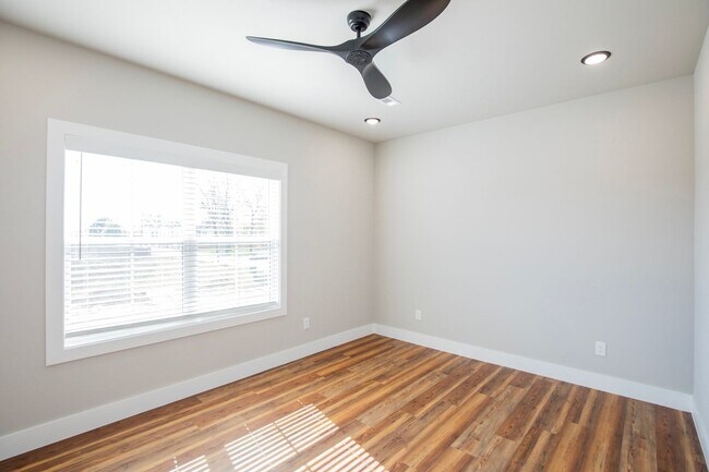 Building Photo - ***903 Seaborn Way***