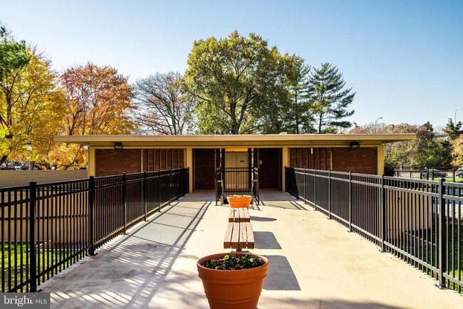 Building Photo - 1300 Army Navy Dr