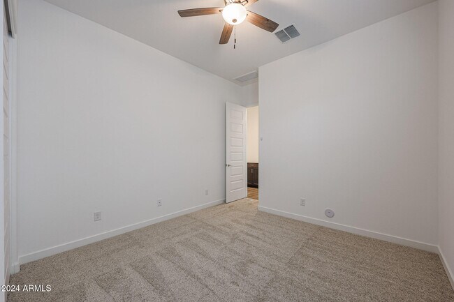 Building Photo - 7606 W Jackrabbit Ln