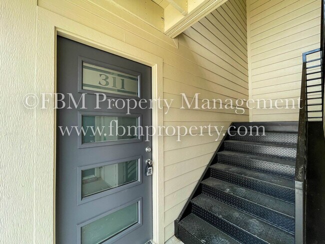 Building Photo - Hidden Creek Townhomes, Unit 311 - $500 OFF at Move-in!! Gorgeous 2 Bedroom, 2 Bathroom Townhome ...